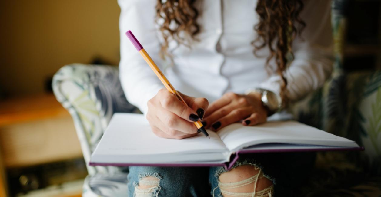 Процес підготовки продукції до професійної предметної фотозйомки в студії